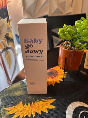 String Foam Facial Cleanser - White